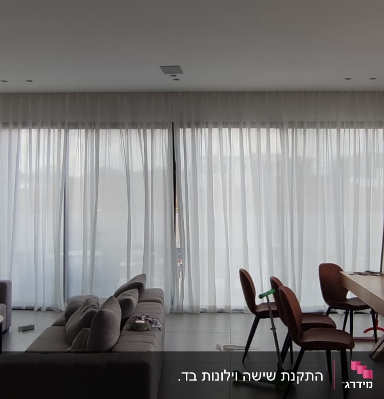 אדם ליד סולם עץ בחדר מגורים